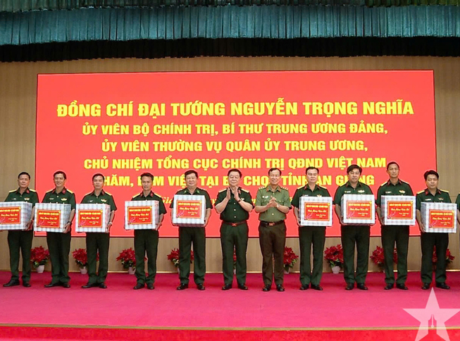 Đoàn công tác Quân ủy Trung ương, Bộ Quốc phòng thăm, làm việc tại An Giang